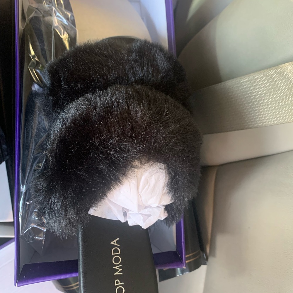 Comfortable furry sandal